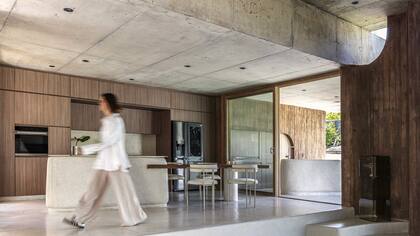 Muebles de cocina de frente de melamina 'Carvalho' (Egger por Faplac), mesadas de terrazo diseñado para este proyecto por Monolitic. Techo de placas de fenólico (Hormigón Avellaneda).