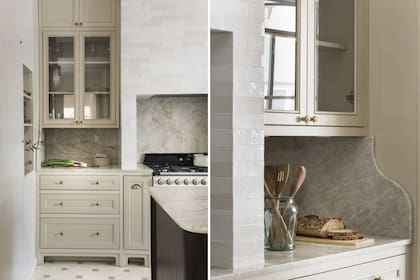 Muebles de cocina diseñados por el Estudio, laqueados en beige y con tiradores de Herrajes Galo. Mesadas y alzadas, de cuarcita ‘Taj Mahal’ con canto recto. Campana revestida con cerámicos artesanales (Bukara). “Esa parte quedaba un poco alejada del ingreso de luz natural, por eso buscamos una superficie que la reflejara".