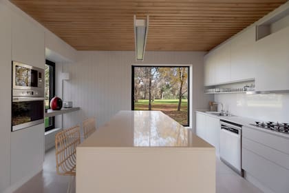 Muebles de cocina en melamina ‘Gris Humo’ (Faplac) realizados en Chivilcoy por Latessa Amoblamientos.