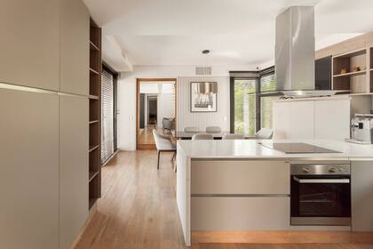 Muebles de cocina (Johnson Amoblamientos). Mesadas de Purastone 'Blanco Paloma' (Marmolería Nueva Casa). Obra en blanco y negro (Ana Cassano).