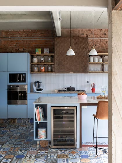 Muebles de cocina laqueados (Carpintería Martín Moreno). Estructura de la isla y campana de hierro (La Herrería de Polo). Banquetas (Zamibia Deco)