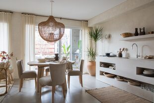 Muebles de comedor y lámpara colgante ‘Selva’ de 80cm de diámetro (Casa María Paula).