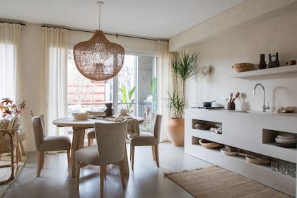 Muebles de comedor y lámpara colgante ‘Selva’ de 80cm de diámetro (Casa María Paula).