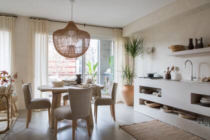 Muebles de comedor y lámpara colgante ‘Selva’ de 80cm de diámetro (Casa María Paula).