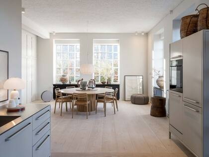 Muebles de diseño, colores claros y luz cálida