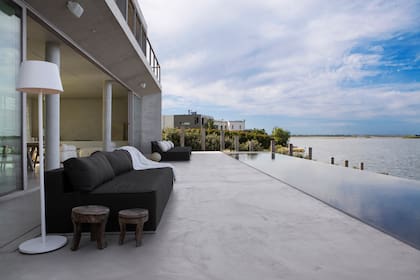 Muebles de exterior (Pampa Living). Tienen parrilla, pero queda oculta: está en un lateral, junto a una cocina de servicio que usan cuando hacen reuniones numerosas.