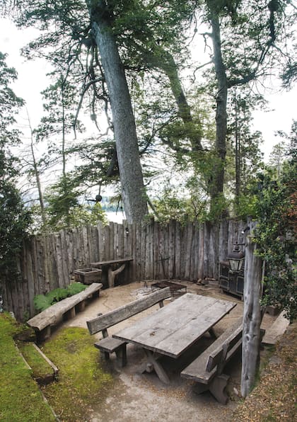 Muebles de impronta rústica entre los coihues, arrayanes y radales de Villa La Angostura