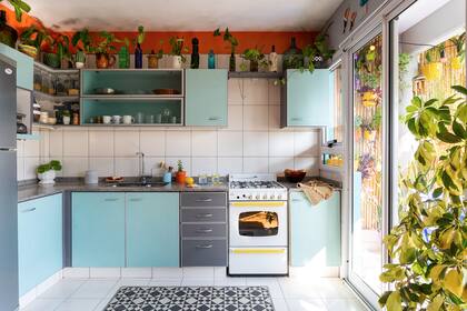 Muebles de melamina renovados con pintura a la tiza (Oh My Chalk!). Alfombra vinílica (Push Vinilos).