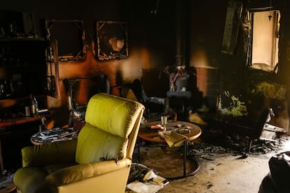 Muebles destruidos y muros quemados en una vivienda del kibbutz Nir Oz tras el ataque terrestre de Hamas