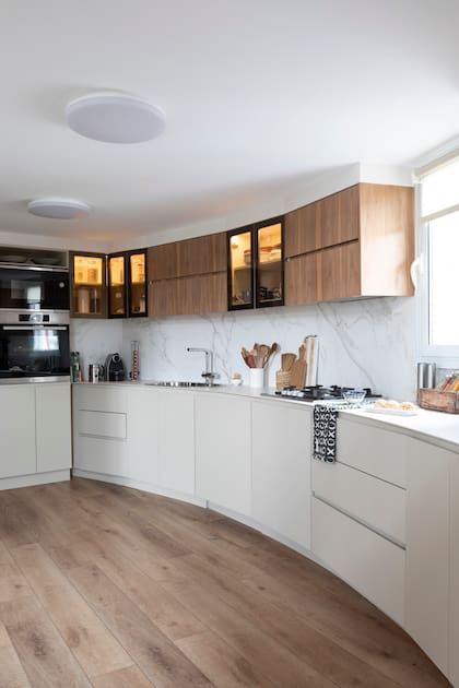 Muebles diseñados a medida por el Estudio. Alzada y mesada curvas hechas con Dekton ‘Entzo’ (Ragolia). Grifería ‘Libby’ (FV).