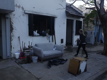 Muebles en la vereda, para tratar de que se sequen