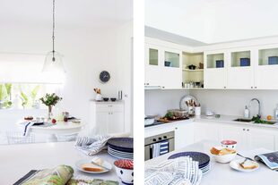 Muebles laqueados en blanco (Bienestar Deco). Mesadas de Silestone blanco ‘Norte’. Lámpara colgante ‘Cloche’ de vidrio.