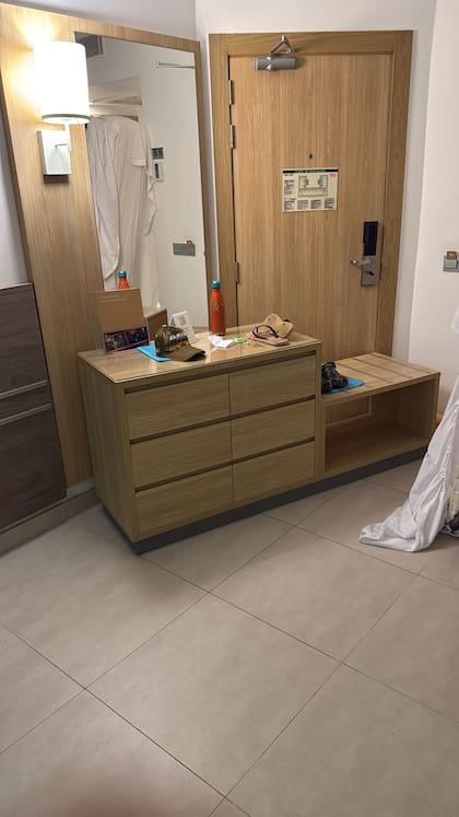 Muebles tapando la puerta del cuarto del hotel