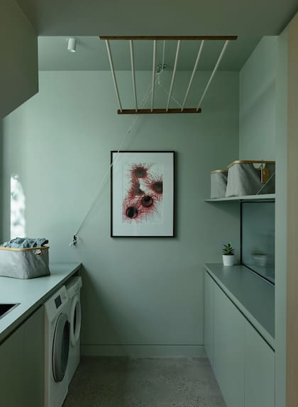 Muebles y mesada laqueados en color 'Babyleaf' (Laminex), el mismo que se usó en las paredes.