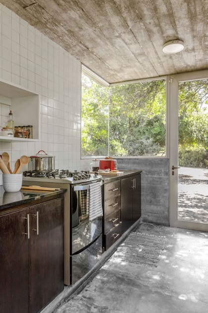 Muebles y puertas enchapadas en cedro, hechos por un ebanista de La Pedrera. Mesadas de granito negro uruguayo.