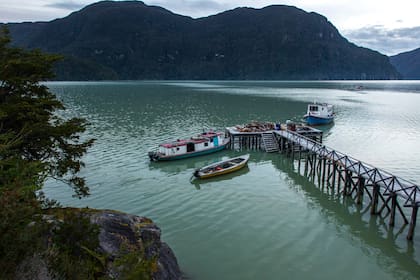 Muelle y embarcaciones sobre el mar.