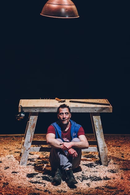 Muerde, con Luciano Cáceres, nació en una sala de Villa Crespo y ya hizo 200 funciones en distintos teatro de la argentina como Estados Unidos y España
