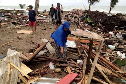 Muertos, heridos y construcciones destrozadas tras el paso de un fuerte tsunami en Indonesia