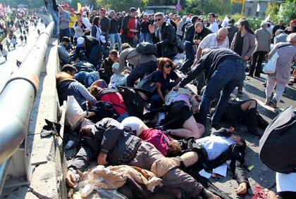 Muertos, heridos y sobrevivientes en un mismo tumulto tras el atentado de ayer en la estación de trenes de Ankara