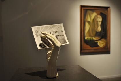 MUESTRA CAPITAL: Mano de cerámica esmaltada