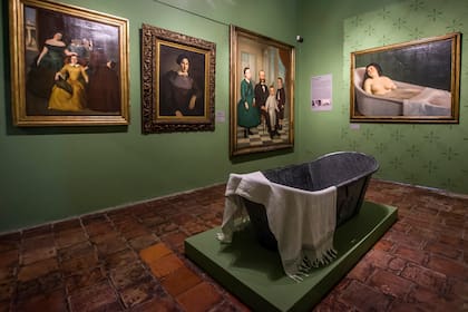 Muestra "Celebramos Prilidiano", en el museo de San Isidro: junto a cada pintura, una ficha señala las fuentes fotográficas que se encontraron en el curso de la investigación
