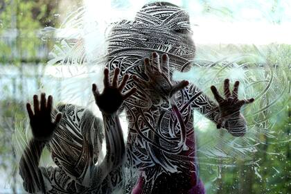 "El confín de los cuerpos", de Laura Korovsky. "¿Qué puede un cuerpo confinado, dónde está su fin, el fin que se abre en ese intervalo entre el cuerpo y otro cuerpo, entre el cuerpo y el borde impreciso del afuera?", pregunta el texto que acompaña la fotografia