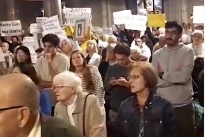Muestra de apoyo que recibió en la Catedral el sacerdote Luis Albóniga quien fue trasladado a Jujuy.
