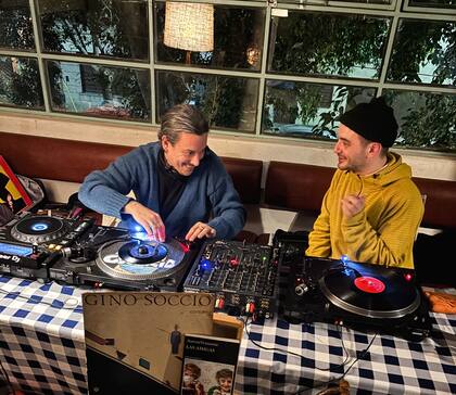 Muestra de arte y DJ sets con platos de invierno, vinos y vermut