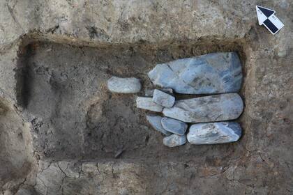 Muestra de la cuarta capa de un foso de piedra para hachas descubierto en el sitio de las ruinas de Sanxingdui en la ciudad de Guanghan, en la provincia de Sichuan, suroeste de China (Restos retirados en 2023)