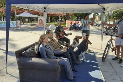 Muestra itinerante en homenaje al artista Fernando Pugliese que incluyó esculturas de Evita, Juan Perón y Diego Maradona