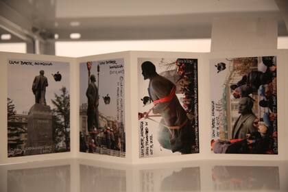 Fotografías de monumentos de Lenin, dedicadas a "construir y destruir el mito", fueron tomadas de Internet por la artista brasileña Rosângela Rennó, para componer un archivo