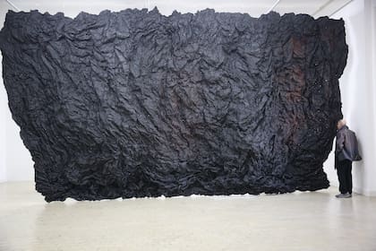 "Madre del Río" se titula el imponente muro de papel negro creado por Eduardo Basualdo, instalado en la sala cercana al río que los militares usaron para matar a miles de personas