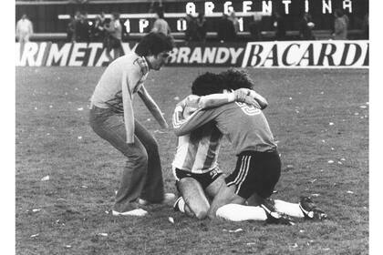 El emblemtico "Abrazo del alma" de Ricardo Alfieri en el Mundial 78 integra la muestra de Fola