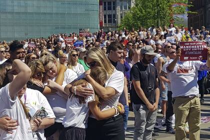 Muestras de dolor durante el minuto de silencio en Manchester