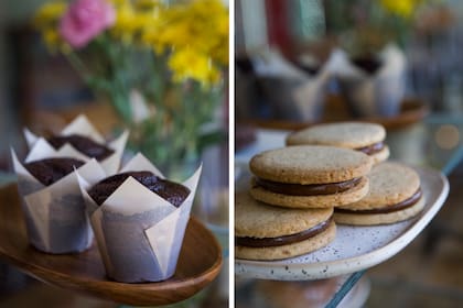 Muffins de chocolate y alfajores de dulce de leche caseros.