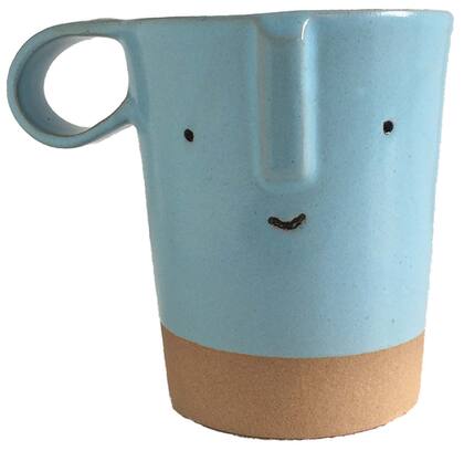 Mug Jesefa en cerámica turquesa (Amada, $ 510).