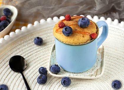 Mugcakes de vainilla, pasta de maní y frutas