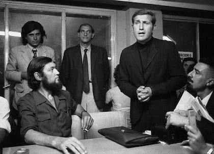 Mugica junto al escritor Julio Cortázar, el poeta Vicente Zito Lema y el exobispo Jerónimo Podestá