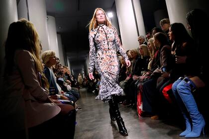 Casey Cadwallader presentó estampas vistosas y botas OTK (over the knee) en Mugler