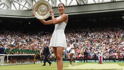 Muguruza con su título de Wimbledon
