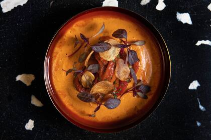 Muhammara: crema de morrones, nueces, tahina, ensalada de pimientos asados, chips de ajo,  jalapeños, cebollas  encurtidas y jugo de pimientos.