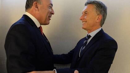 Muhtar Kent con Macri durante el encuentro en Davos