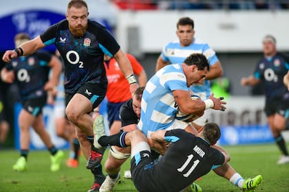 Muir busca la pelota durante el partido entre los Pumas e Inglaterra, en La Plata