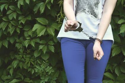 Christine Petitfrere fue sentenciada a 30 años de prisión por lavar US$2,7 millones provenientes de estafas románticas en línea (Freepik)