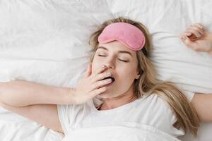 Mujer acostada bostezando