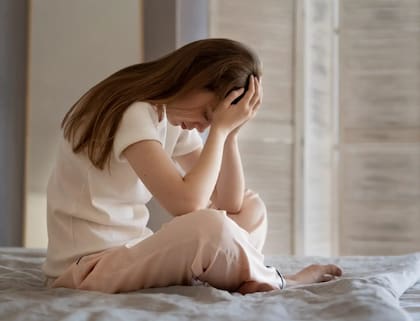 Mujer angustiada en su habitación.