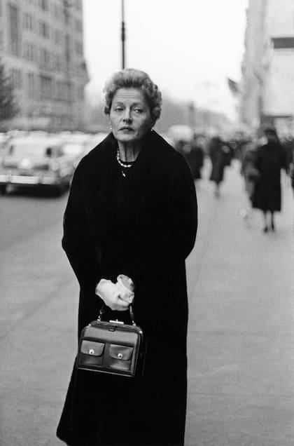 Mujer con guantes y un libro de bolsillo, Ciudad de Nueva York. 1956 Impresión en gelatina de plata Colección de Jennifer y Philip Maritz © The Estate of Diane Arbus, LLC. Todos los derechos reservados.