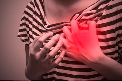 Mujer con síntomas de enfermedad cardiovascular