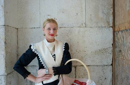 Mujer con un típico vestido dálmata de bordados blancos, en Split.