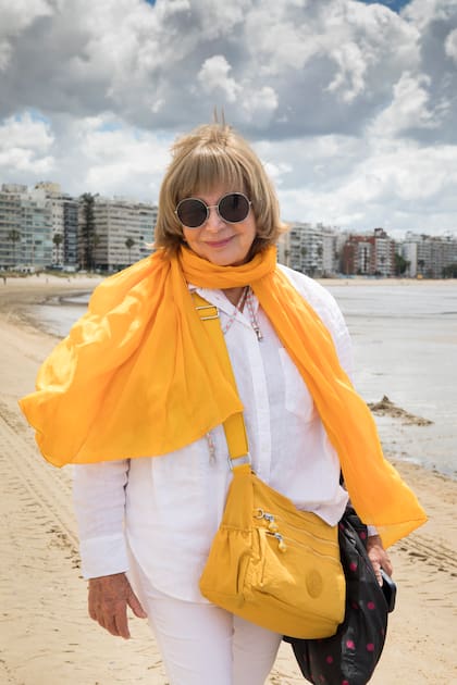 Mujer coqueta posa para un retrato en la playa de la Rambla de Pocitos